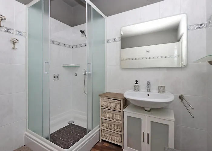 Family Friendly House With A Swimming Pool Nska, Krk - 23499 בית נופש